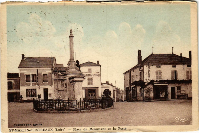 Carte postale ancienne Saint-Martin-d'Estreaux - Place du Monument et la Poste à Saint-Martin-d'Estréaux