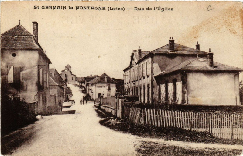 Carte postale ancienne Saint-Germain-la-Montagne - Rue de l'Eglise à Saint-Germain-la-Montagne