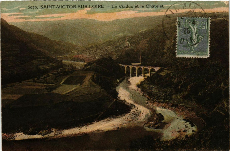 Carte postale ancienne Saint-Victor-sur-Loire - Le Viaduc et le Chatelet