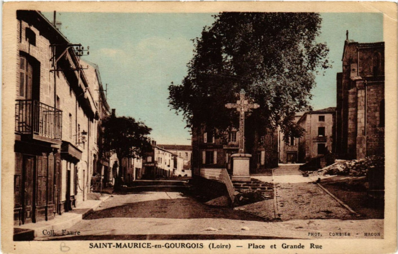 Carte postale ancienne Saint-Maurice-en-Gourgois - Place et Grande Rue à Saint-Maurice-en-Gourgois