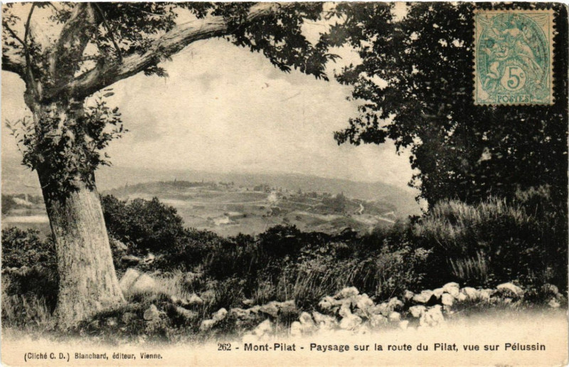 Carte postale ancienne Mont-Pilat - Paysage sur la Route du Pilat - vue sur Pelussin à Pélussin