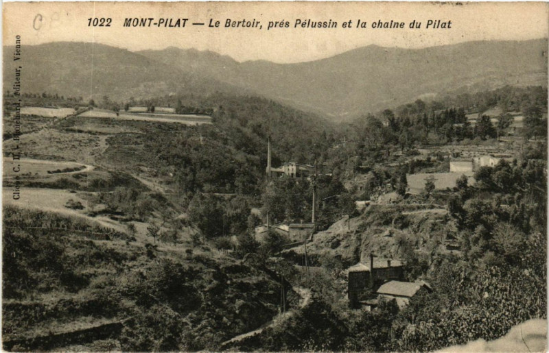 Carte postale ancienne Mont-Pilat - Le Bertoir - pres Pelussin et la chaine du Pilat à Pélussin