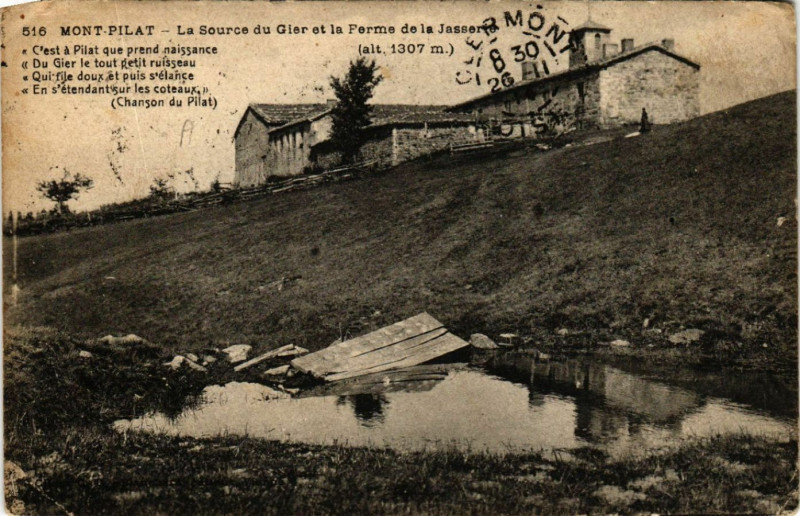 Carte postale ancienne Mont-Pilat - La Source du Gier et la Ferme de la Jasserie à Jas