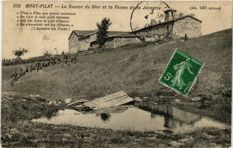 Carte postale ancienne Mont-Pilat - La Source du Gier et la Ferme de la Jasserie à Jas