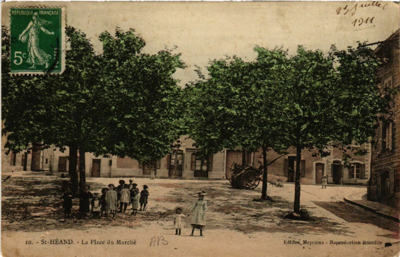 Carte postale ancienne Saint-Heand - La Place du Marché à Saint-Héand