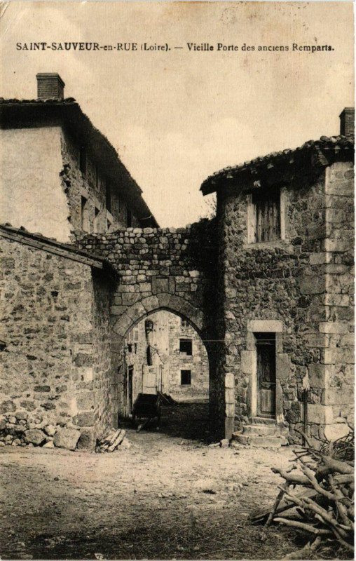 Carte postale ancienne Saint-Sauveur-en-Rue - Vieille Porte des anciens Remparts à Saint-Sauveur-en-Rue