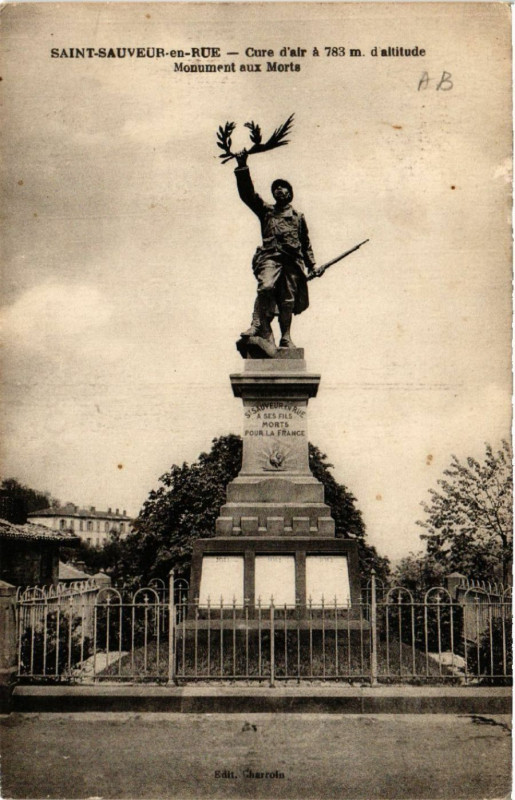 Carte postale ancienne Saint-Sauveur-en-Rue - Cure d'alt a 783 m d'alt. Monument aux Morts à Saint-Sauveur-en-Rue