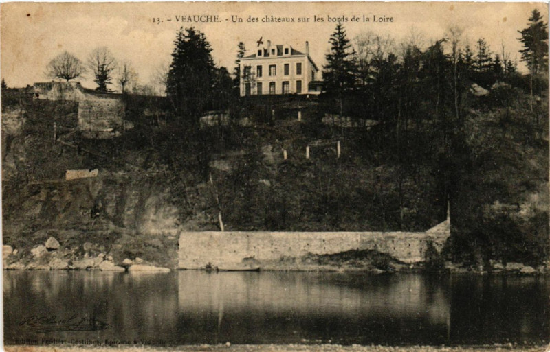 Carte postale ancienne Veauche - Un des Chateaux sur les bords de la Loire à Veauche