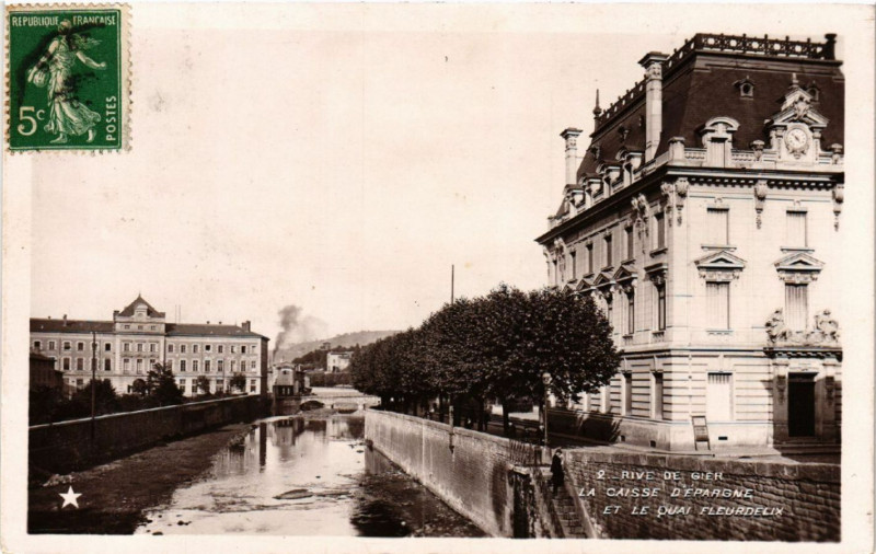 Carte postale ancienne Rive-de-Gier - La Caisse d'Epargne et le Quai Fleurdelix à Rive-de-Gier