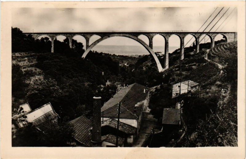 Carte postale ancienne Pelussin - Le Viaduc et les Usines à Pélussin