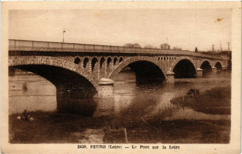 Carte postale ancienne Feurs - Le Pont sur la Loire à Feurs
