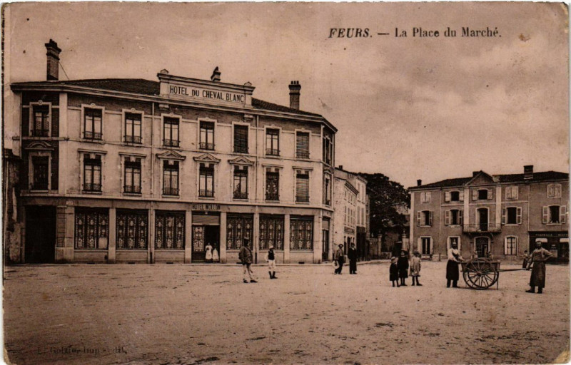 Carte postale ancienne Feurs - La Plae du Marché à Feurs