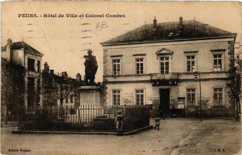 Carte postale ancienne Feurs - Hotel de Ville et Colonel Combes à Feurs