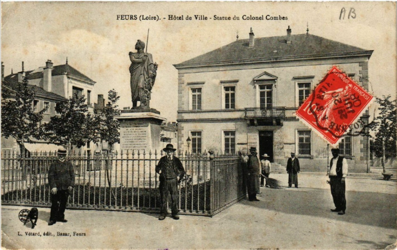 Carte postale ancienne Feurs - Hotel de Ville - Statue du Colonel Combes à Feurs