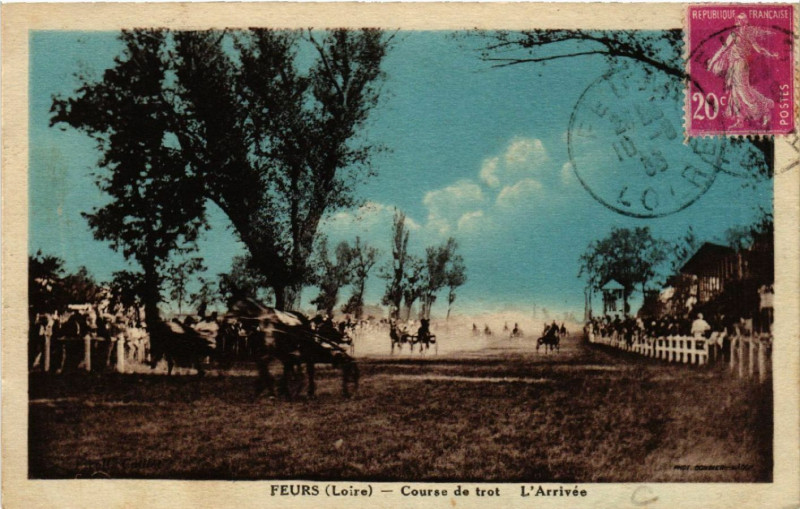 Carte postale ancienne Feurs - Coures de trot - L'Arrivée à Feurs