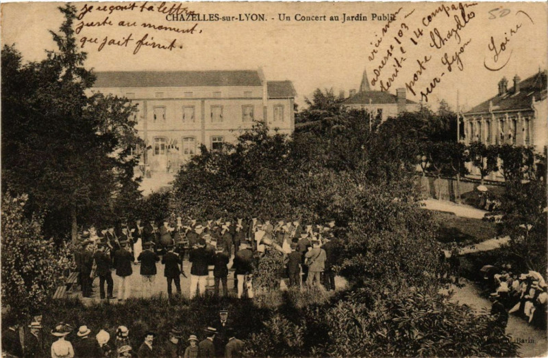 Carte postale ancienne Chazelles-sur-Lyon - Un Concert du Jardin public à Chazelles-sur-Lyon