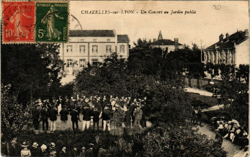 Carte postale ancienne Chazelles-sur-Lyon - Un Concert du Jardin public à Chazelles-sur-Lyon