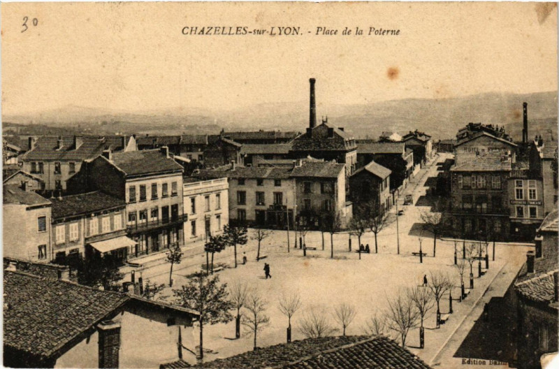 Carte postale ancienne Chazelles-sur-Lyon - Place de la Poterne à Chazelles-sur-Lyon