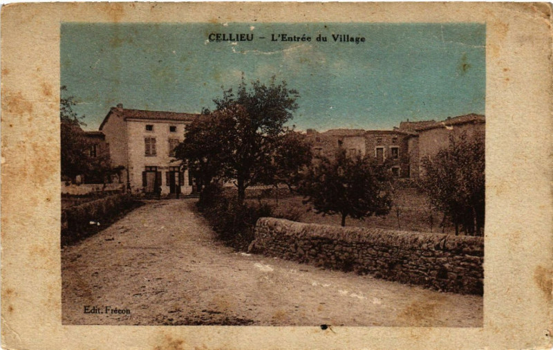 Carte postale ancienne Cellieu - L'Entrée du Village à Cellieu