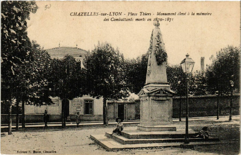 Carte postale ancienne Chazelles-sur-Lyon - Place Thiers - Monument élevé a la mémoire . à Chazelles-sur-Lyon