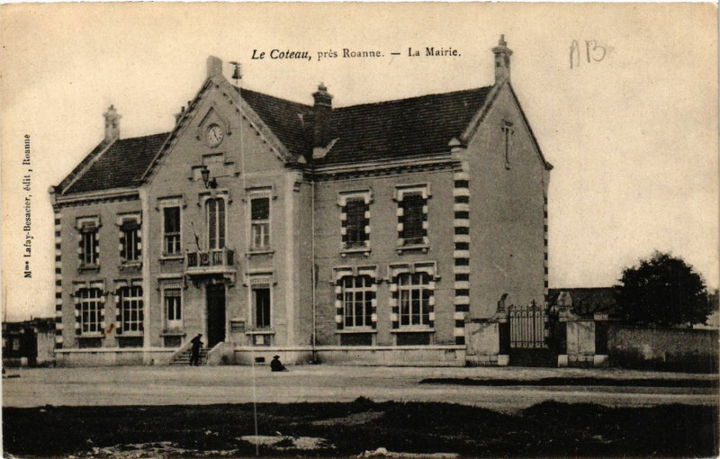 Carte postale ancienne Le Coteau pres Roanne - La Mairie à Roanne