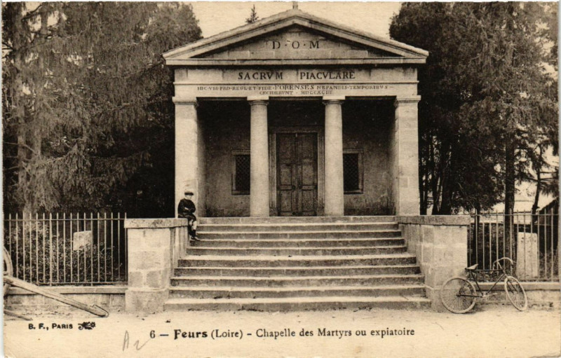 Carte postale ancienne Feurs - Chapelle des Martyrs ou expiatoire à Feurs