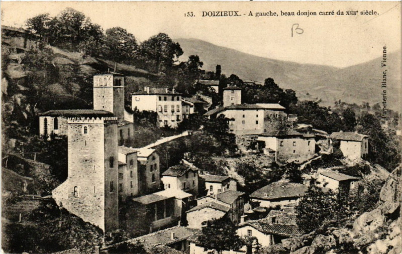 Carte postale ancienne Doizieux - A gauche beau donjon carré du Xiii siécle à Doizieux