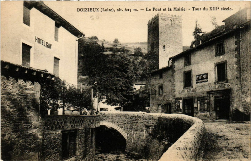 Carte postale ancienne Doizieux -alt 625 m - Le Pont et la Mairie - Tour du Xiii s à Doizieux