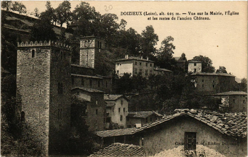 Carte postale ancienne Doizieux alt 625 m. - Vue sur la Mairie l'Eglise et les.. à Doizieux