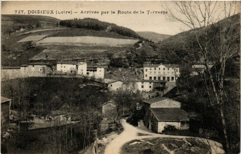 Carte postale ancienne Doizieux - Arrives par la Route de la Terrasse à Doizieux