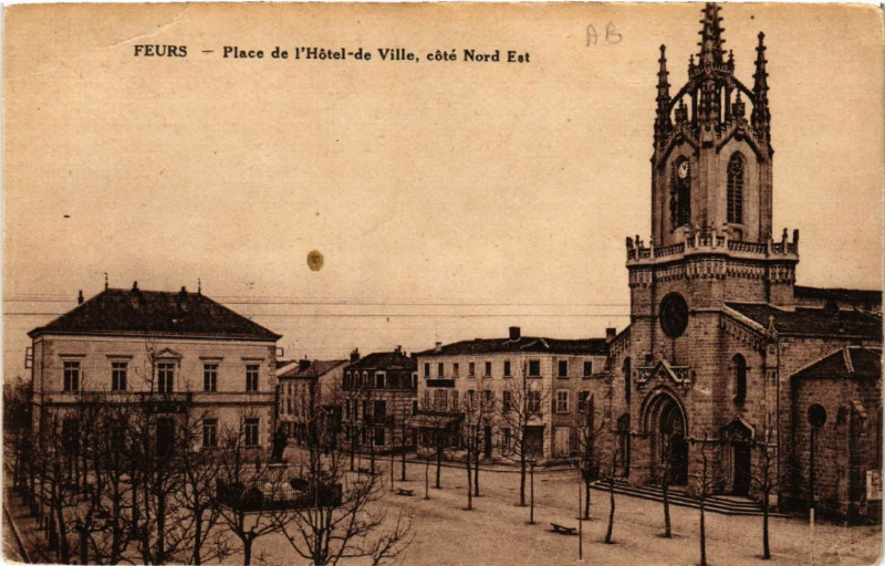 Carte postale ancienne Feurs - Place de l'Hotel-de Ville coté Nord Est à Feurs