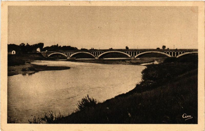 Carte postale ancienne Feurs - Le Pont sur la Loire à Feurs