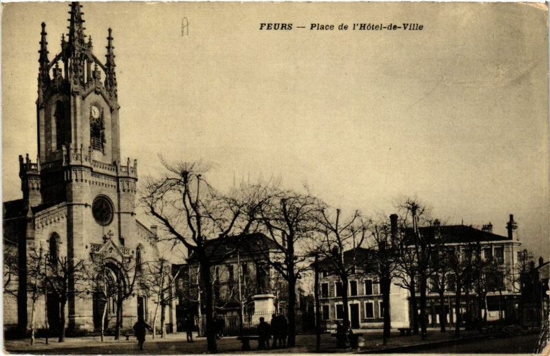 Carte postale ancienne Feurs - Place de l'Hotel-de-Ville à Feurs