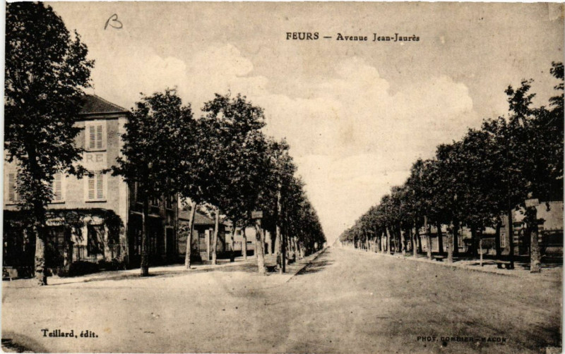 Carte postale ancienne Feurs - Avenue Jean-Jaurés à Feurs