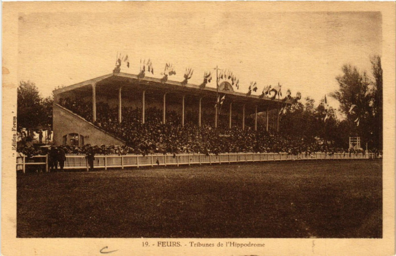 Carte postale ancienne Feurs - Tribunes de l'Hippodrome à Feurs
