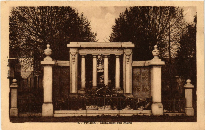 Carte postale ancienne Feurs - Monument aux Morts à Feurs