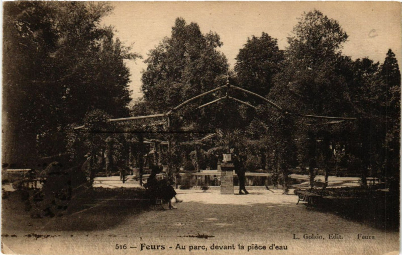 Carte postale ancienne Feurs - Au parc devant la piéce d'eau à Feurs