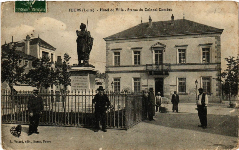 Carte postale ancienne Feurs - Hotel de Ville-Statue du Colonel Combes à Feurs