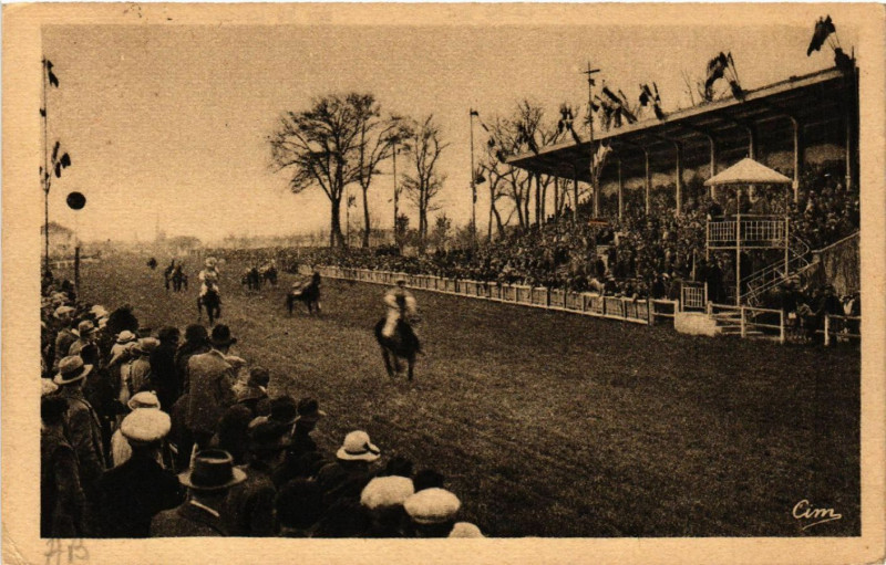 Carte postale ancienne Feurs - Hippodrome - La Tribune à Feurs