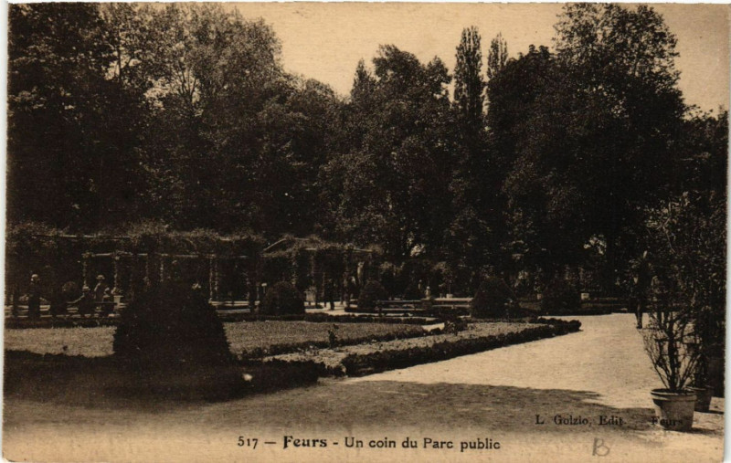 Carte postale ancienne Feurs - Un coin du Parc public à Feurs