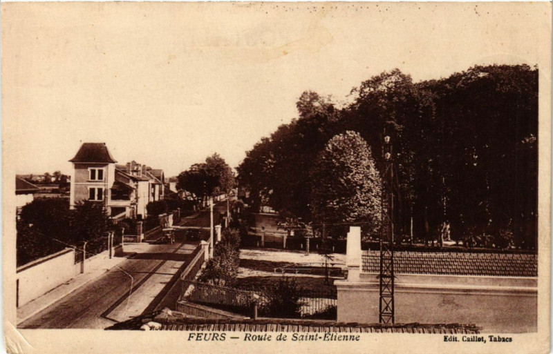Carte postale ancienne Feurs - Route de St-Etienne à Feurs