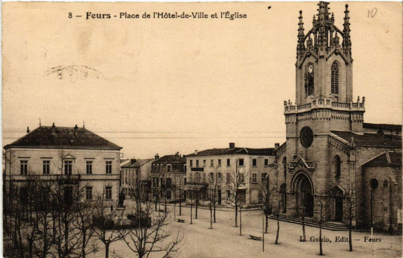 Carte postale ancienne Feurs - Place de l'Hotel-de-Ville et l'Eglise à Feurs