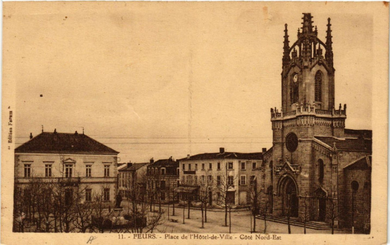 Carte postale ancienne Feurs - Place de l'Hotel-de-Ville - Coté Nord-Est à Feurs