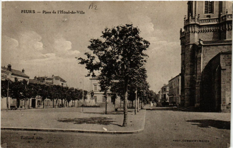 Carte postale ancienne Feurs - Place de l'Hotel-de-Ville à Feurs