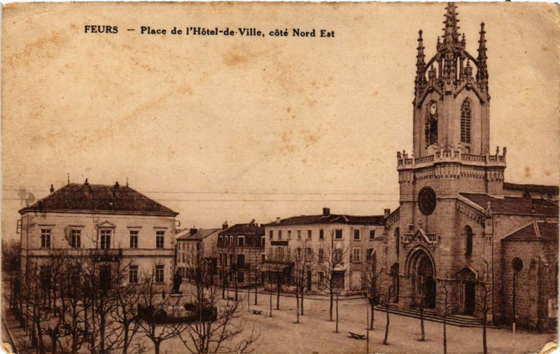 Carte postale ancienne Feurs - Place de l'Hote-de-Ville coté Nord Est à Feurs