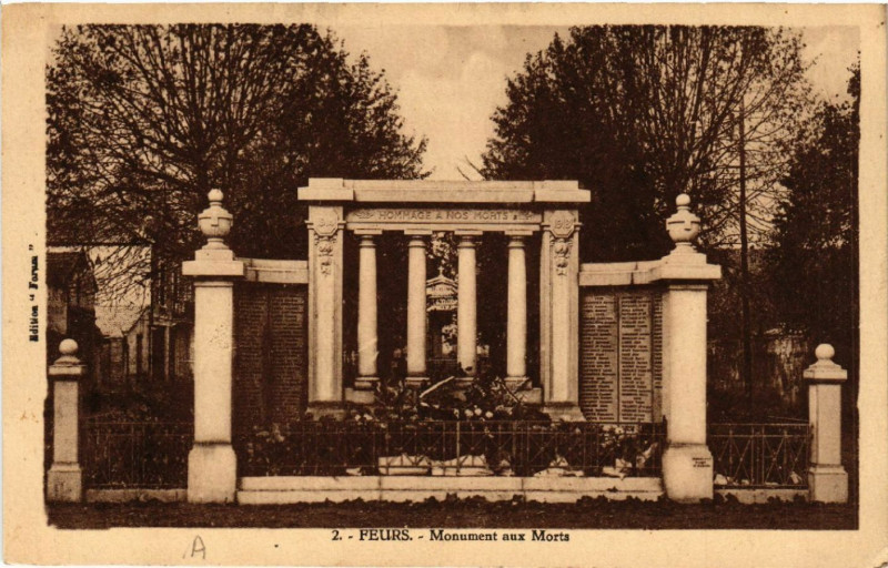 Carte postale ancienne Monument aux Morts à Feurs
