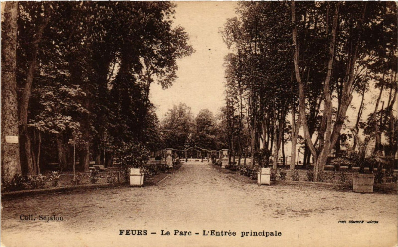 Carte postale ancienne Feurs - Le Parc - L'Entrée principale à Feurs