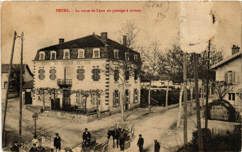 Carte postale ancienne Feurs - La route de Lyon au passage a niveau à Feurs
