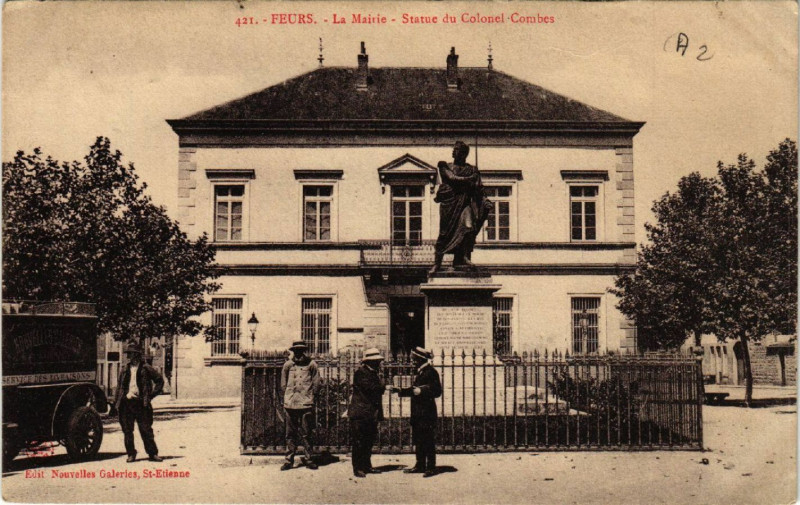 Carte postale ancienne Feurs - La Mairie - Statue du Colonel Combes à Feurs