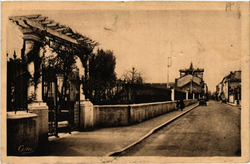 Carte postale ancienne Feurs - Entrée du Parc et rue de St-Etienne à Feurs